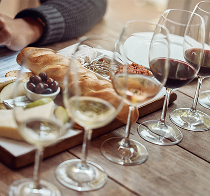 Wein-Verkostung mit Antipasti-Teller; Rot-, Rosé- und Weissweine aneinander gereiht