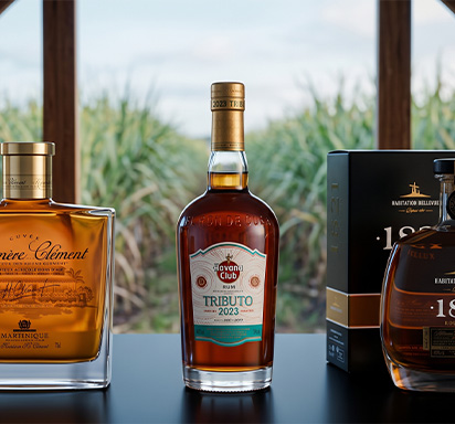 Une photo réunissant trois bouteilles signées par des maisons emblématiques du rhum : Clément, Havana Club et Foursquare. 