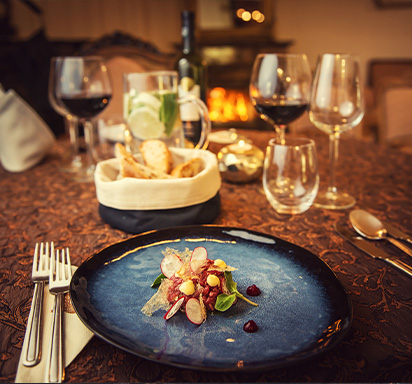 Thunfisch-Tatar mit Weingläsern, präsentiert auf einem elegant gedeckten Tisch, moderne Gastronomie