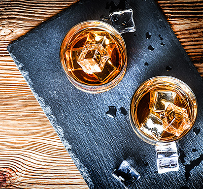 Zwei gefüllte Whisky-Gläser mit Eis