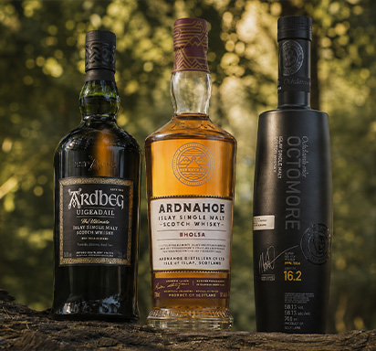 Photographie de trois whiskies tourbés : Ardbeg, Ardnahoe et Octomore.