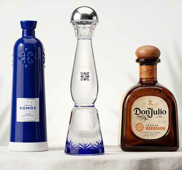 Une photographie mettant en scène trois flacons de tequila de prestige : Komos, Don Julio et Clase Azul. 