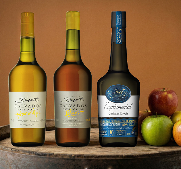 Photo mettant en avant trois bouteilles de calvados. 