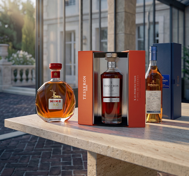 Une photographie d'un flacon de cognac XO signé de la prestigieuse maison Hine.