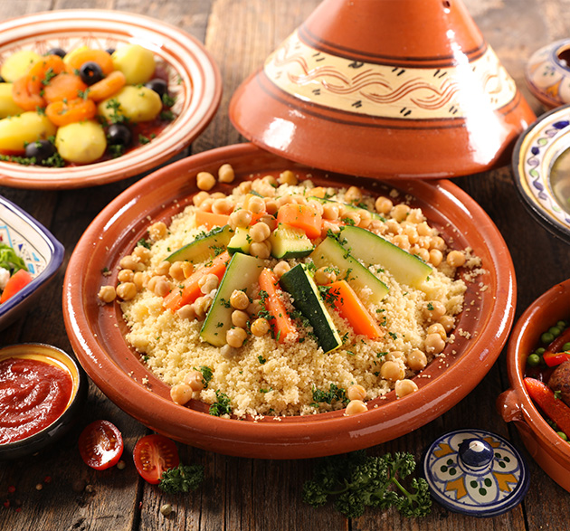 Une photo montrant un couscous végétarien dans un plat traditionnel. 