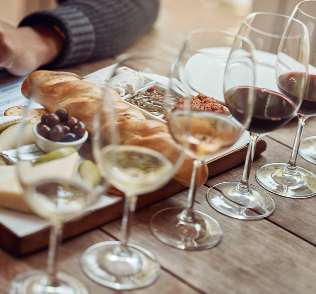 Wein-Verkostung mit Antipasti-Teller; Rot-, Rosé- und Weissweine aneinander gereiht