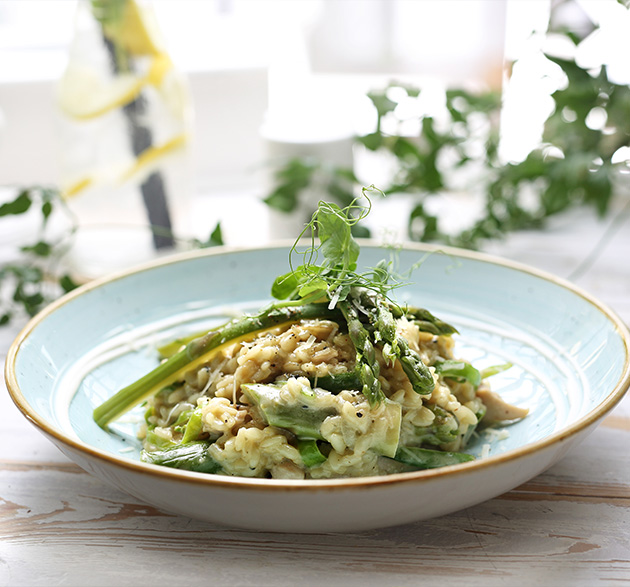 Fein angerichtetes Spargelrisotto mit grünem Spargel