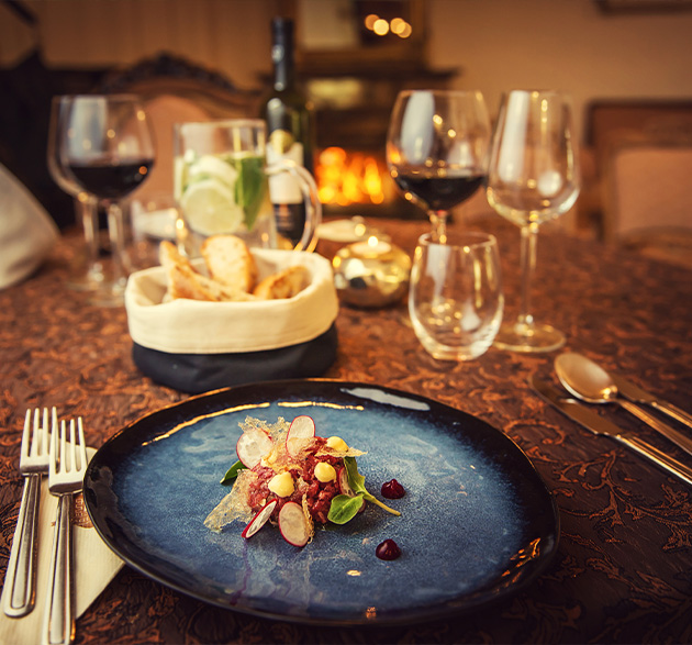 Thunfisch-Tatar mit Weingläsern, präsentiert auf einem elegant gedeckten Tisch, moderne Gastronomie
