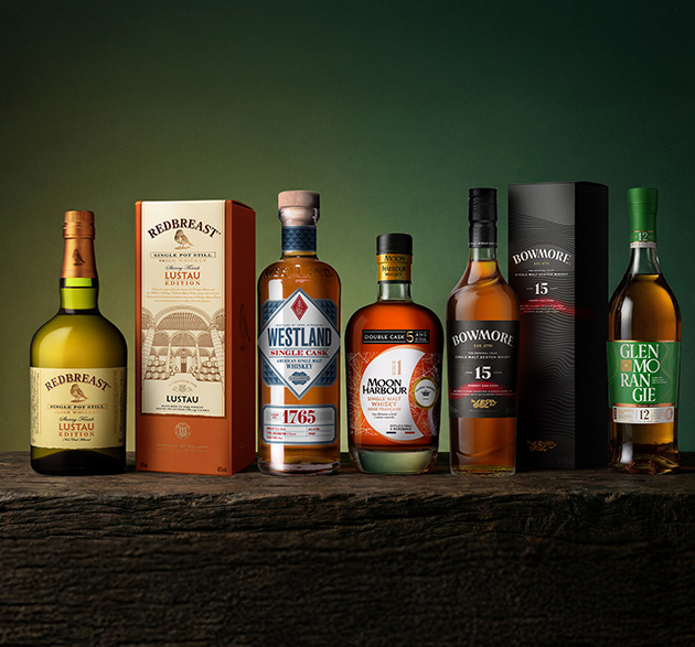 Whiskyflaschen bekannter Marken wie Redbreast, Glenmorangie, Bowmore, Moon Harbour