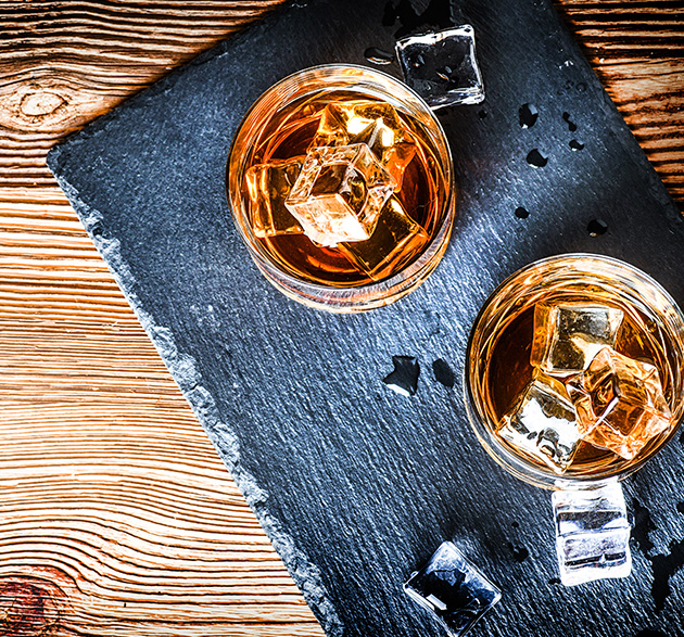 Zwei gefüllte Whisky-Gläser mit Eis