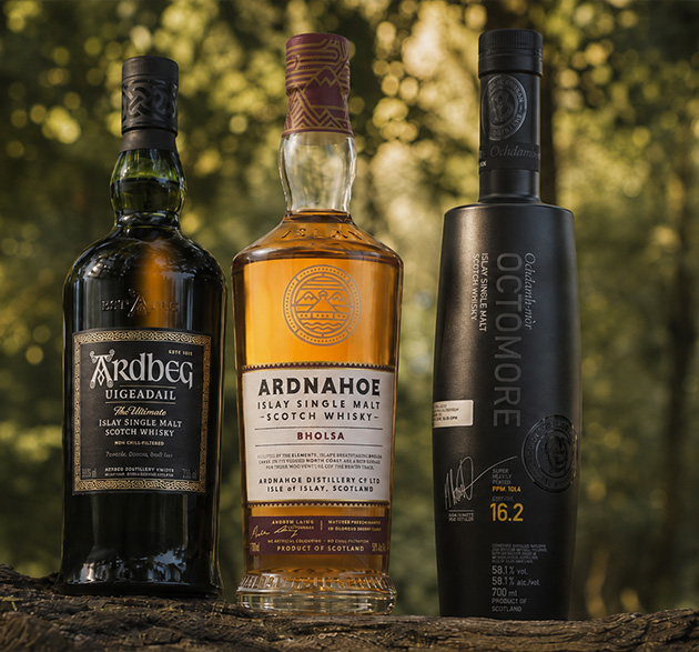 Fotografie von drei getorften Whiskys: Ardbeg, Ardnahoe und Octomore.