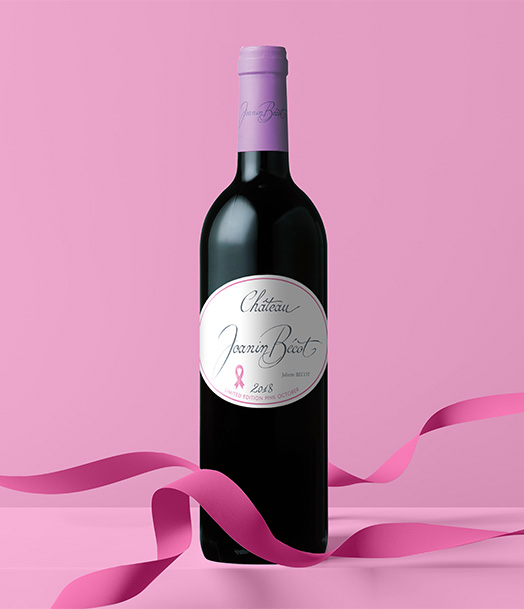 Une bouteile avec un ruban rose