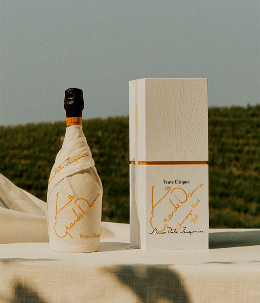 Une bouteille de champagne Veuve Clicquot La Grande Dame 2018 par Simon Porte Jacquemus