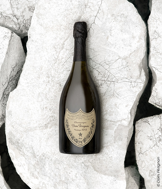 Champagne Dom Pérignon Vintage 2013 – bouteille sur blocs de pierre claire