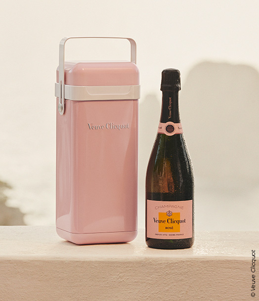 Veuve Clicquot Rosé – bouteille avec rafraîchisseur rose, ambiance bord de mer