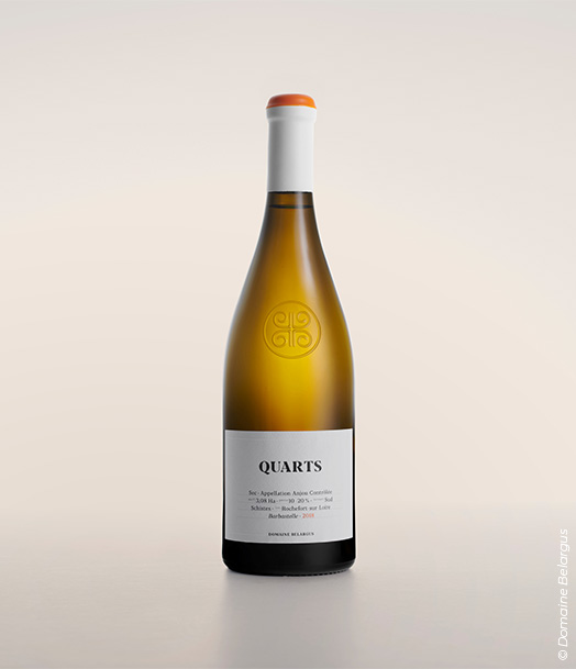 Quarts – vin blanc sec, bouteille au design épuré sur fond clair