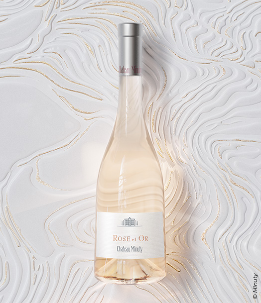 Château Minuty « Rosé et Or » – bouteille de rosé sur fond texturé blanc