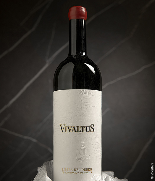 Vivaltus – Ribera del Duero DO, bouteille de vin rouge à capsule rouge et étiquette blanche embossée sur fond marbre sombre