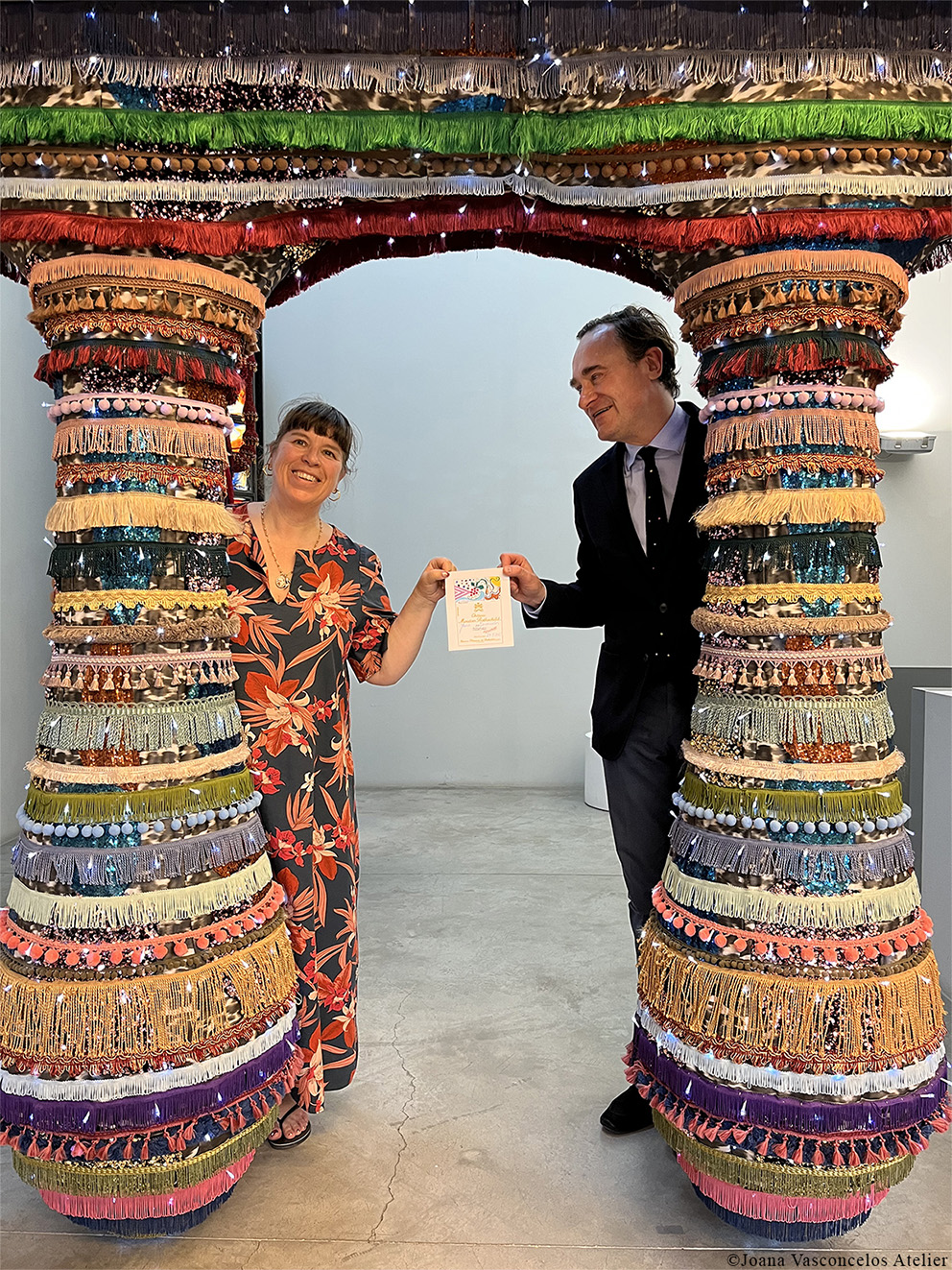 Joana Vasconcelos et Julien de Beaumarchais de Rothschild tenant l’oeuvre dans l’atelier de l’artiste