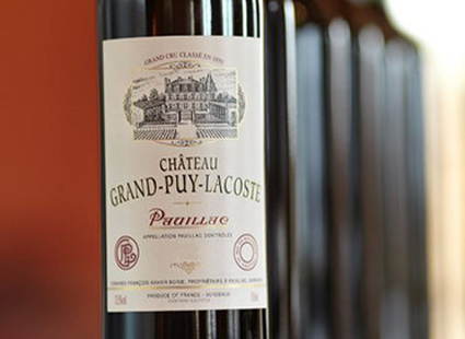 Una bottiglia di vino Château Grand-Puy-Lacoste 2020