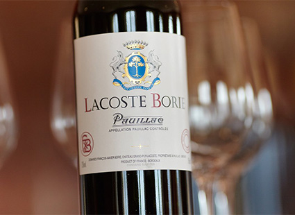 Una bottiglia di vino Lacoste-Borie 2020