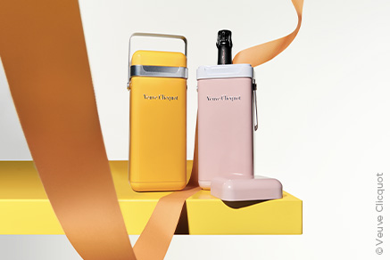 Deux bouteilles de Veuve Clicquot Cooler Brut et Rosé