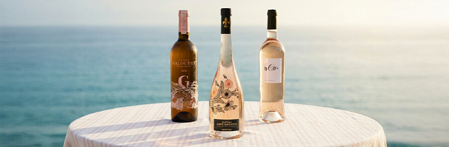 Trois bouteilles de vins rouges et blancs