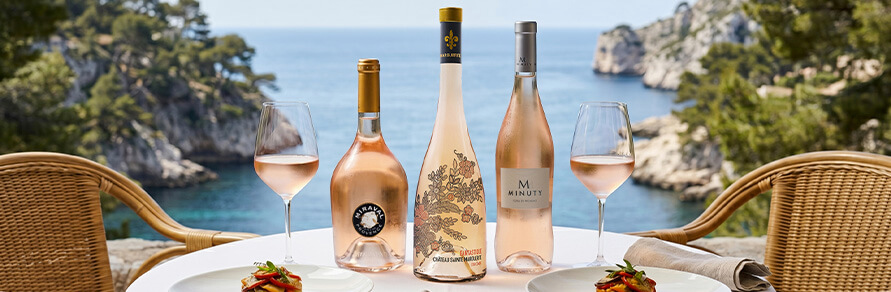 Trois bouteilles de vins rosés